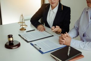 consultando a un abogado especialista en derecho de familia