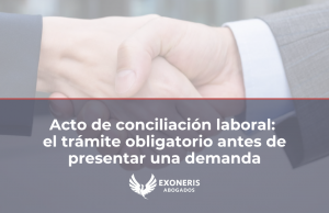 Dos personas sentadas frente a un mediador en una sala de conciliación laboral, representando el acto de conciliación previo a la demanda en España