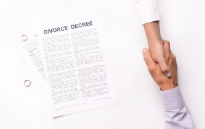 Contrato hipotecario con dos firmas junto a convenio regulador de divorcio, ilustrando que el banco no queda vinculado por el reparto de deudas en el divorcio