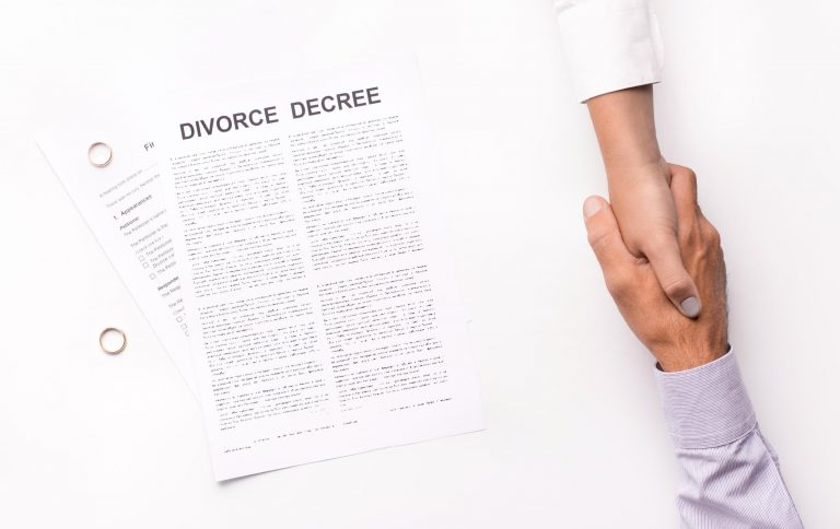 Contrato hipotecario con dos firmas junto a convenio regulador de divorcio, ilustrando que el banco no queda vinculado por el reparto de deudas en el divorcio