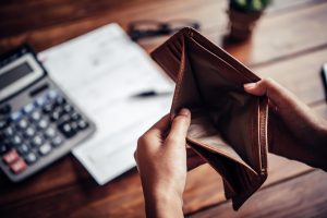 Persona angustiada revisando cartas de reclamación bancaria por impago de préstamo personal, representando las consecuencias y soluciones legales en España